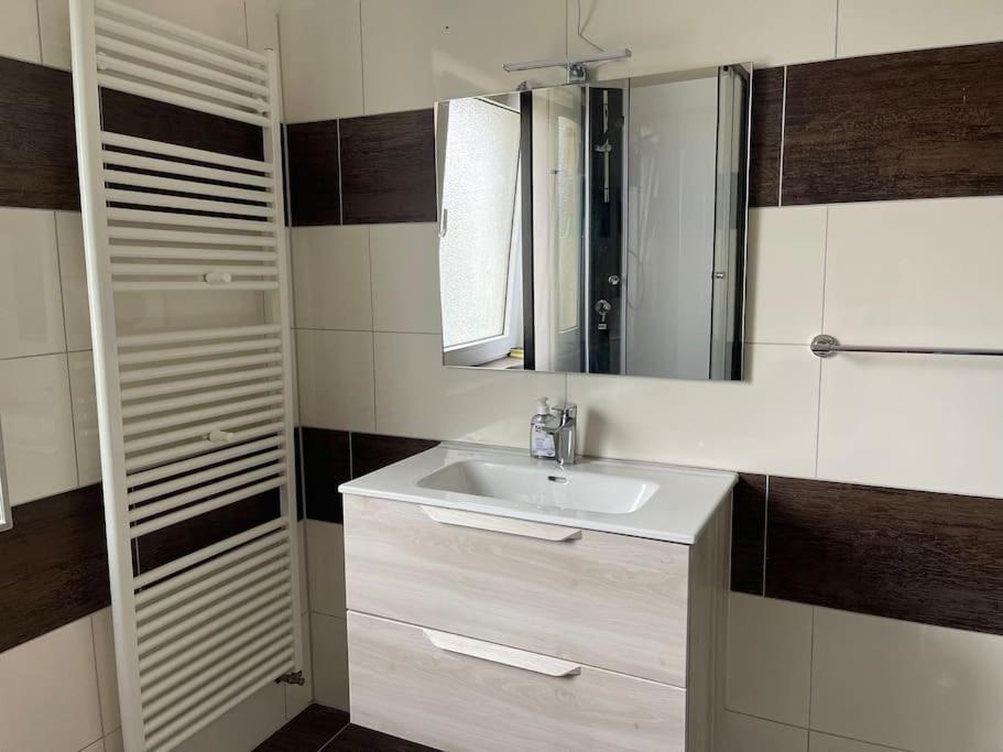 Duesseldorf Messe And Airport, 2-Bedroom Apartment With Kitchen And Garden Duisburgo Esterno foto